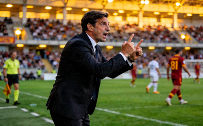 意甲联赛罗马队主教练在场边指挥